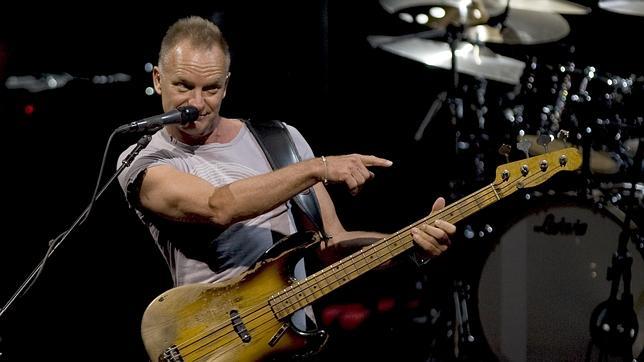 Sting, con su bajo, durante un concierto
