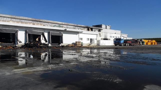 Los bomberos dan por extinguido el fuego de la planta de Guadex