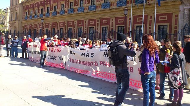 Los enfermos de hepatitis C se rebelan contra Susana Díaz