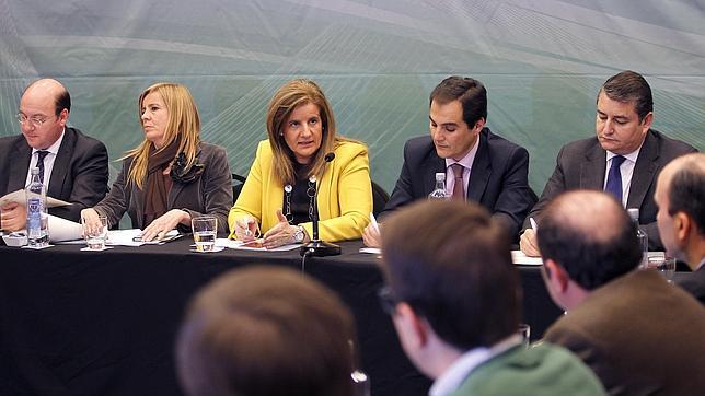 Báñez anuncia que Andalucía recibirá 73 millones para el empleo juvenil