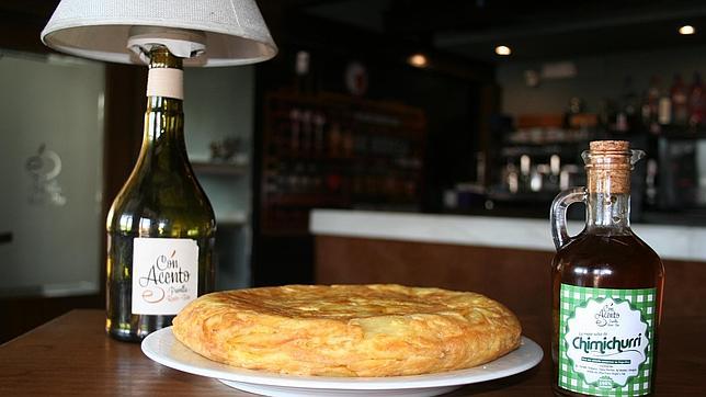 Tortilla española con chimichurri uruguayo, en Con Acento