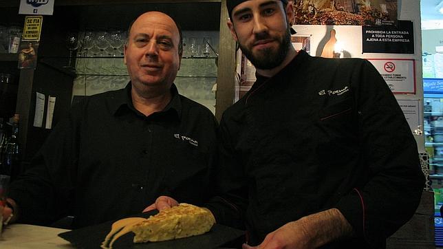 Custodio Reyes y Sergio Urbano, con la tortilla con salmorejo de El Poema