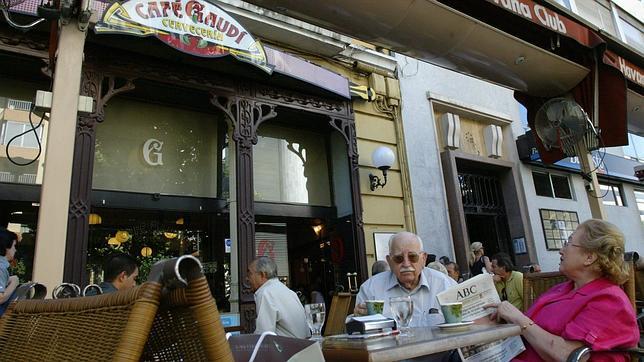 Terraza de la cafetería Gaudí, uno de los lugares más tradicionales de la ciudad