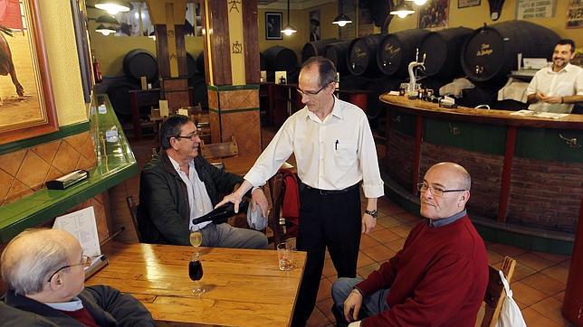 Clientes en una mesa de la taberna La Bodega