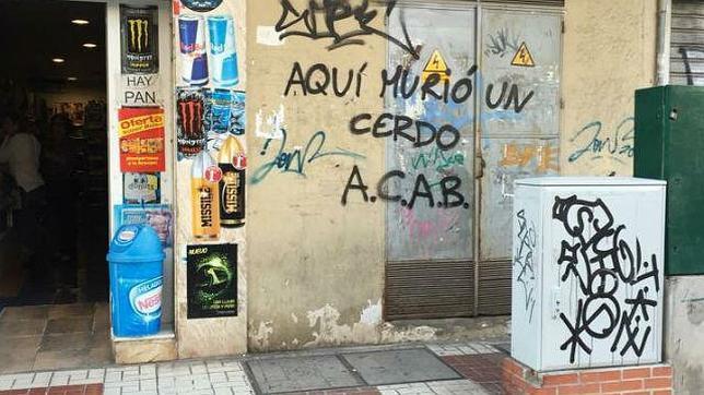 La extrema izquierda realiza pintadas insultantes contra el policía asesinado en Málaga