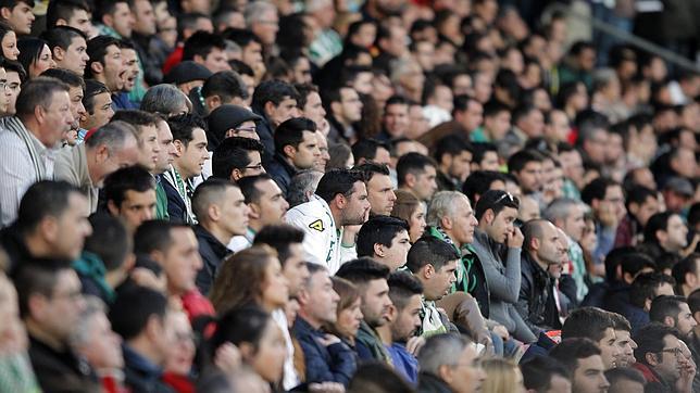 La grada confía en Djukic y suspende a la plantilla y la directiva del Córdoba CF