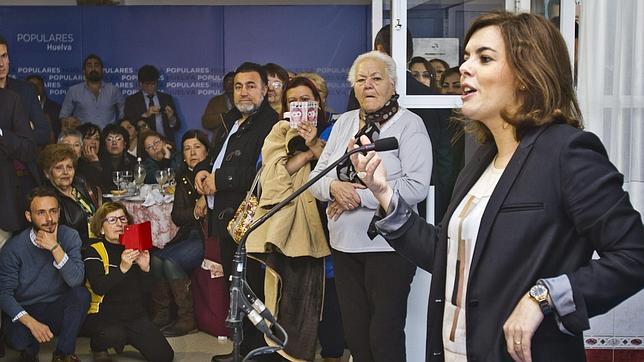 La vicepresidenta del Gobierno, Soraya Sáenz de Santamaría, durante su intervención en el desayuno organizado por su partido en la localidad de Aljaraque