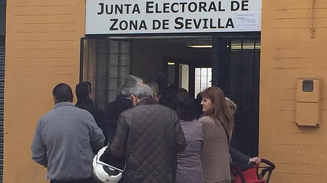 Colas ante la sede de la Junta Electoral de Zona de Sevilla