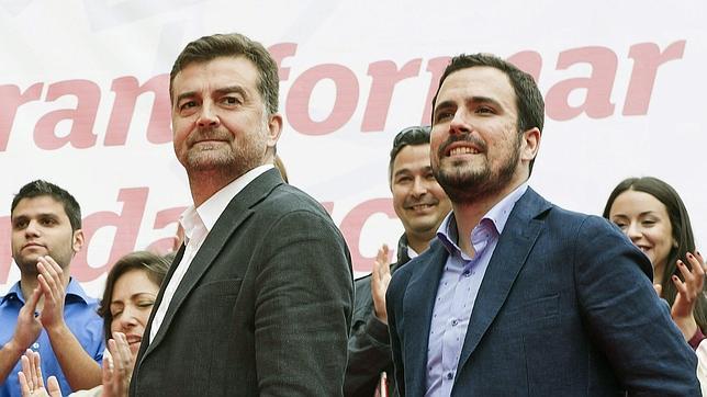 Alberto Garzón: «Los socialistas entran en política con el puño alzado y salen con los bolsillos llenos»