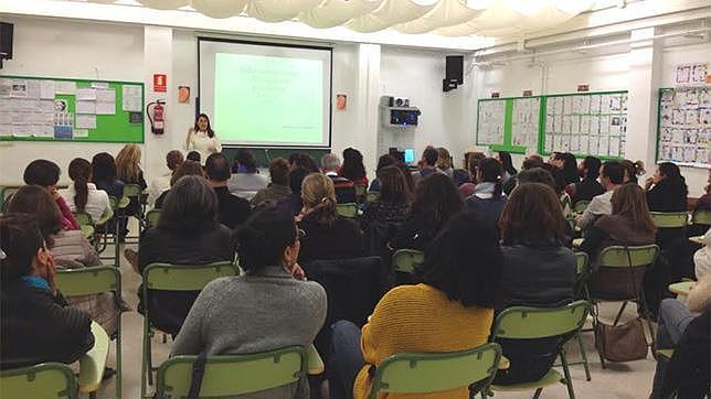 Multitudinaria sesión de la Escuela de Familias