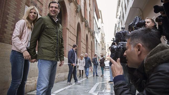 Juanma Moreno y su esposa, durante la jornada electoral