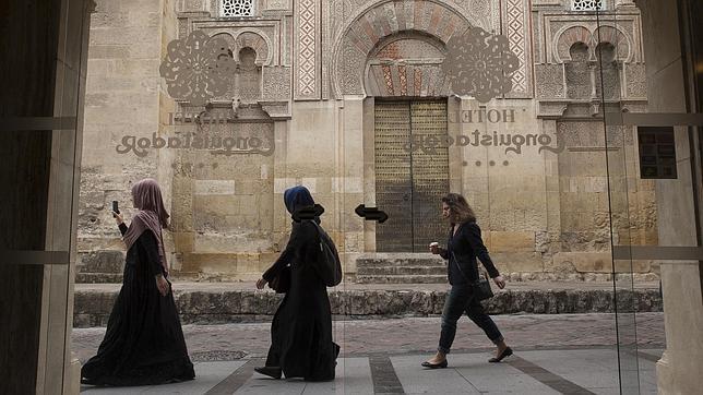 Dos jóvenes musulmanas pasan por delante de la Mezquita-Catedral