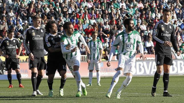 Sanciones y lesiones vuelven a condicionar la defensa blanquiverde contra el Atlético