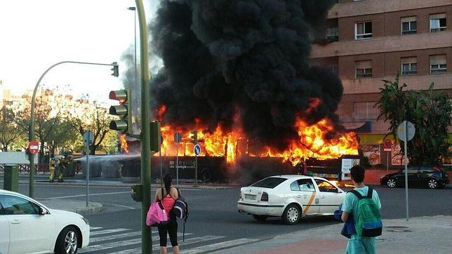 Aparatoso incendio de un autobús del Factory del Aeropuerto