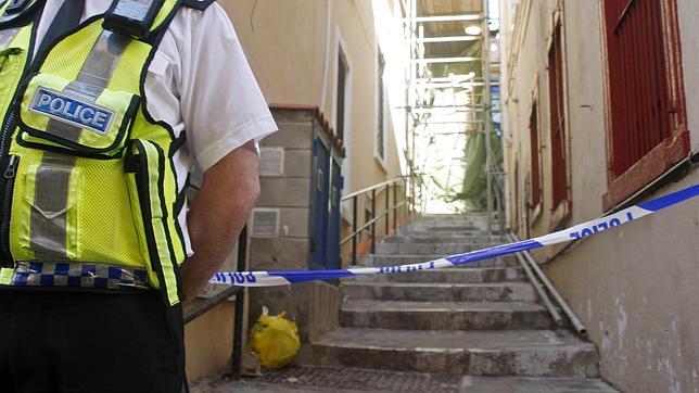 Hallan muertos a una pareja y sus dos hijas apuñalados en una casa de Gibraltar
