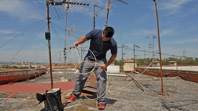 Más de 4.000 bloques de Sevilla no verán hoy varios canales de TV por no adaptar sus antenas