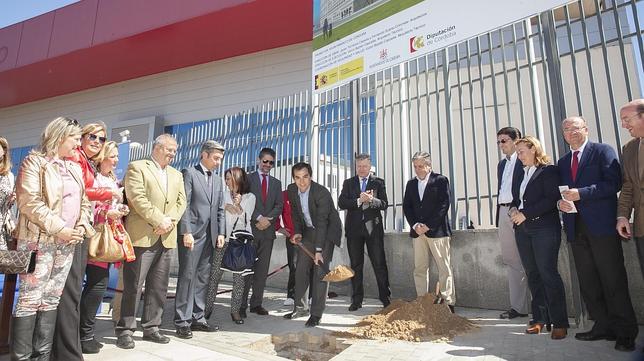 El alcalde coloca la primera piedra del Centro de Ferias y Convenciones
