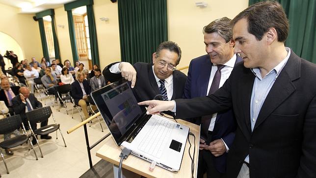 El alcalde observa la distribución de los usos previstos en el Cuartel de Lepanto, incluido el de mercado