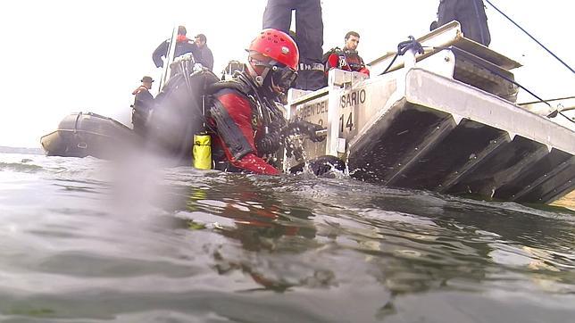 Militares de la UME realizan prácticas de buceo en el embalse de La Breña