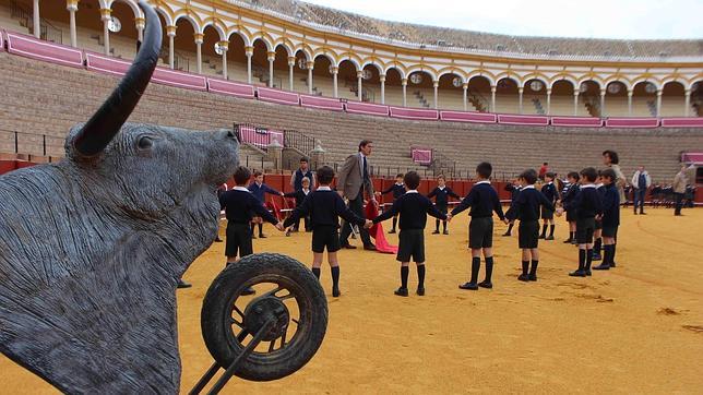 Más de 800 escolares «toman» la Maestranza y aprenden las técnicas del toreo