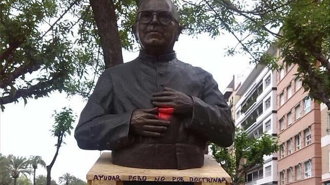 Pintadas en el nuevo busto del sacerdote Gómez Aguilar