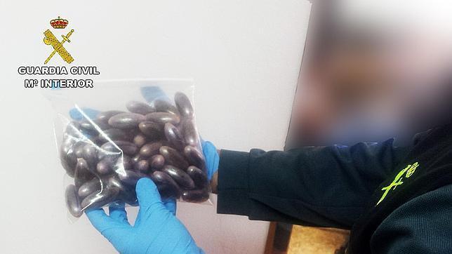 La Guardia Civil detiene a dos personas con 200 «bellotas» de hachis