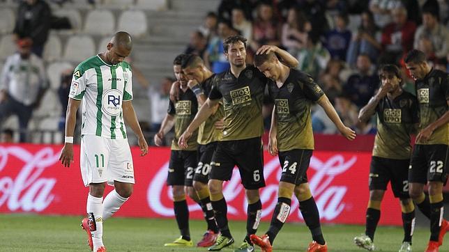 El Elche incendia Córdoba (0-2)