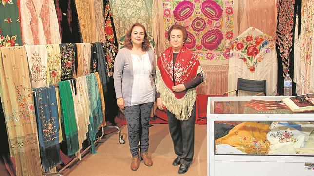 Abuela, madre y nieta: un siglo bordando mantones