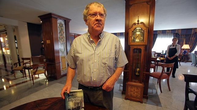 Ian Gibson, con uno de sus libros