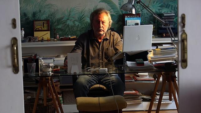 Julio Llamazares, en su estudio de escritor