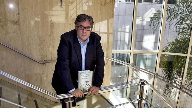 Juan Manuel de Prada, con un ejemplar de su última novela