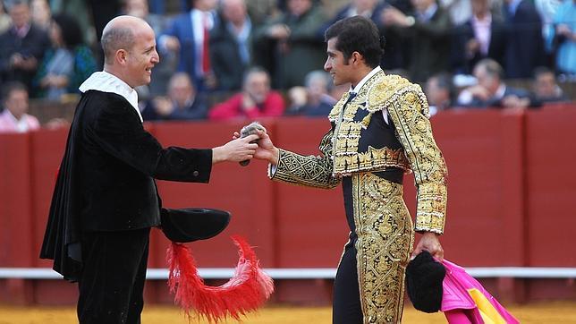 Sevilla premia el toreo al natural del mexicano Joselito Adame