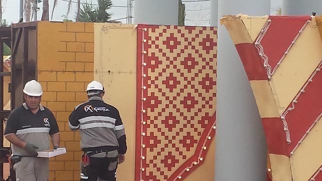 Primeras pruebas de luz en la portada de la Feria de Córdoba