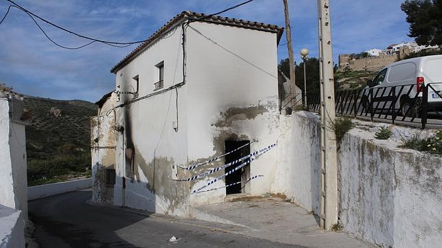 Dos desalojados por el incendio de su casa