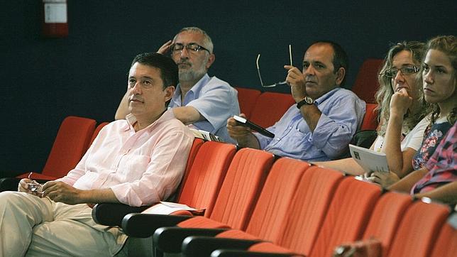 Gavilán (con las gafas en la mano), en un comité provincial del PSOE
