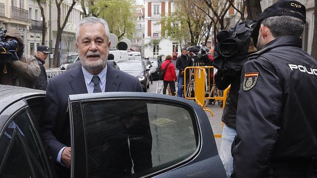 Ningún partido ve suficiente la marcha de Griñán para apoyar a Susana Díaz