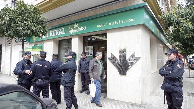 El fiscal le pide 4 años de cárcel por el atraco a un banco con una pistola falsa