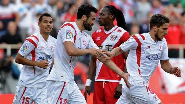 Sevilla FC-Rayo (2-0): tres puntos para dormir cuarto y meter presión al Valencia