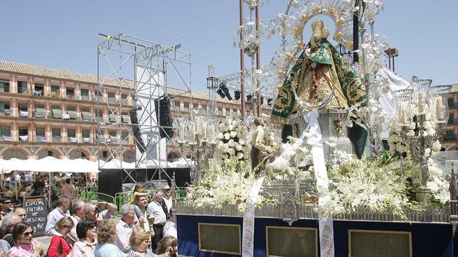 Cientos de fieles llenan la casa de la hermandad de la Cabeza
