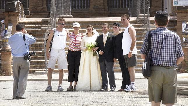 La pareja que busca repetir su boda tras perderse el reportaje de fotos ya tiene un niño