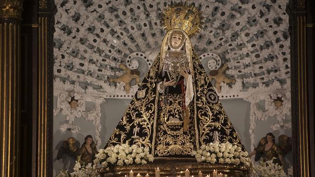 Imagen de la saya del cordero del ajuar de la Virgen de los Dolores