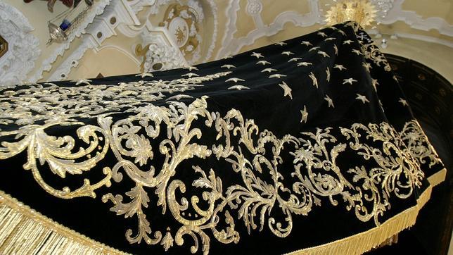 El ajuar de bordados de la Virgen de los Dolores