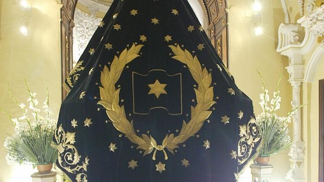 Imagen del manto de los alféreces de la hermandad de los Dolores