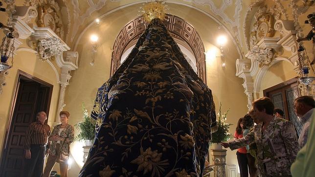 Imagen del manto de las palomas de la Virgen de los Dolores
