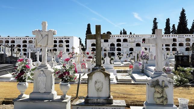 Oleada de robos de cruces y puertas de hierro en el cementerio de San Fernando