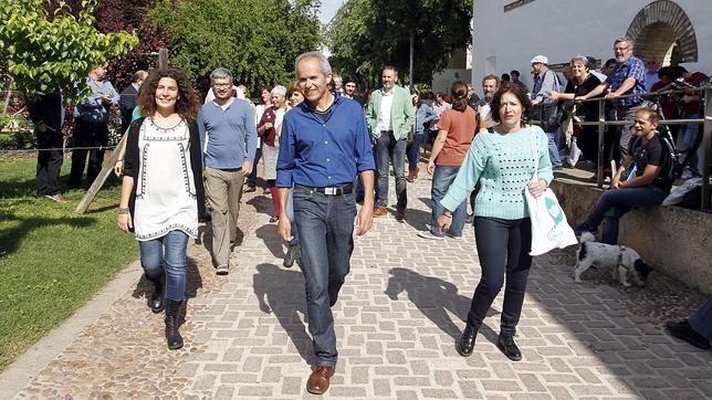 Rafael Blázquez, en el centro, durante un acto de Ganemos Córdoba