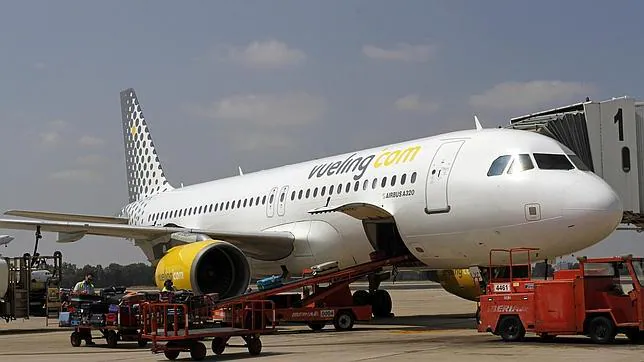 Un avión de Vueling en el aeropuerto de Sevilla