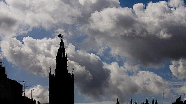 Sevilla estrena semana con cinco grados menos y posibles lluvias