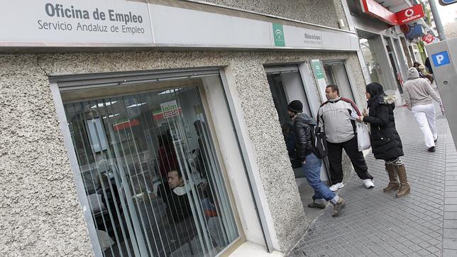 El paro sigue bajando en Andalucía: en abril, 14.425 personas inscritas menos