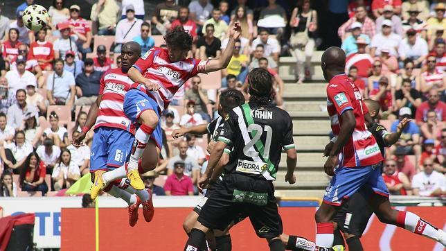 El Córdoba mancha el escudo en Granada (2-0)